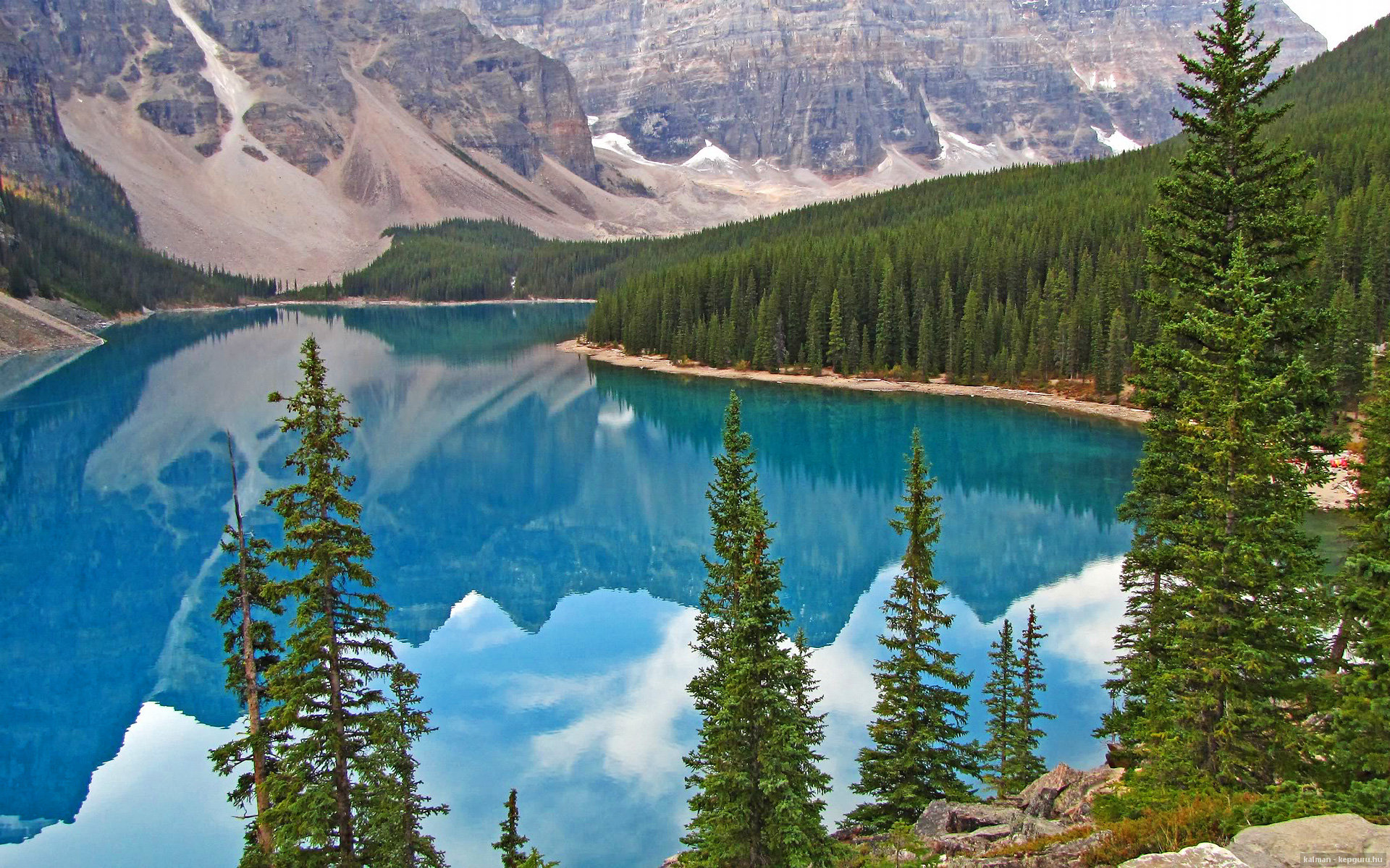 “拳脚交锋，四川省体育馆自由搏击赛火力全开”